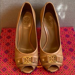 Preowned Tory Burch open toe tan leather wedge 5.5